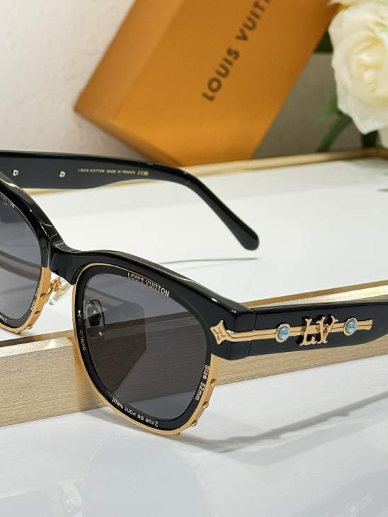 Picture of Louis Vuitton Sunglasses _SKUfw75840741fw